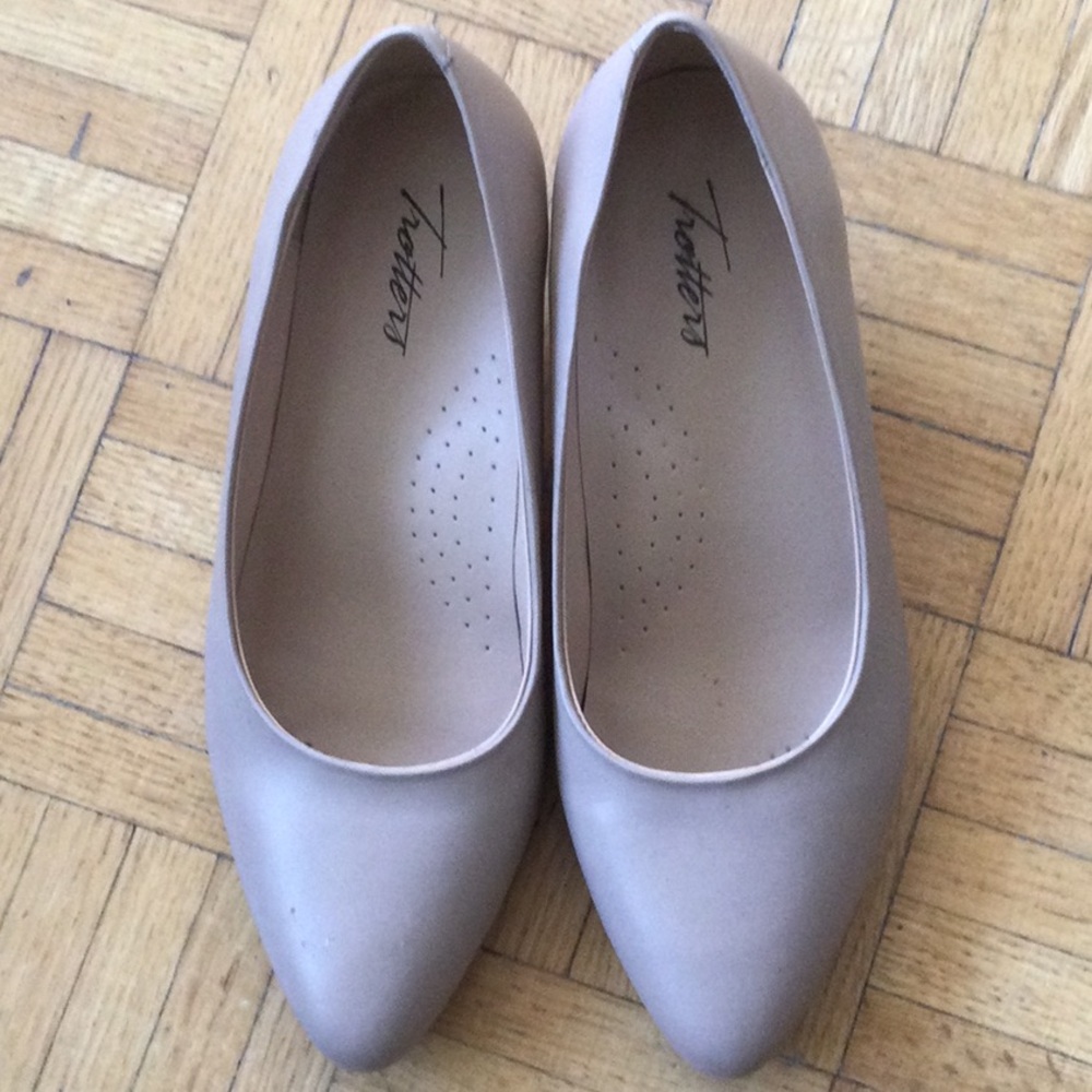 Trotters Tan Kitten heels In wide width